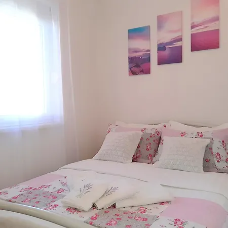 Apartment Nela Podstrana